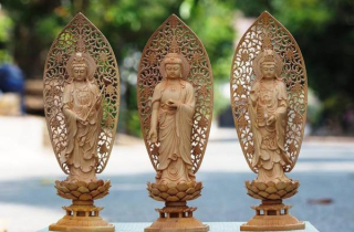 Bồ-tát Quán Âm đứng bên tay nào của Phật A Di Đà?