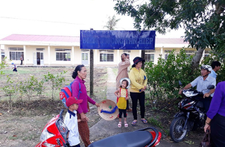Người hiến đất xây trường khoá cửa phòng, không cho học sinh vào lớp