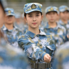 Vẻ đẹp của nữ sinh trường nghệ thuật Trung Quốc trong giờ học quân sự