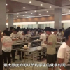 Trường học ở Trung Quốc bị chỉ trích nặng nề vì bắt học sinh đứng ăn