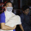Cháy lớn ở Đê La Thành: Nhiều người hoảng loạn bế trẻ sơ sinh chạy khỏi Bệnh viện Nhi