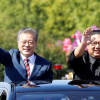 Ông Moon Jae-in chia sẻ quà ông Kim Jong-un tặng cho 4.000 người Hàn Quốc