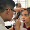 Ảnh: Hàng nghìn học sinh Hà Nội xếp hàng khám sức khỏe sau vụ cháy Rạng Đông