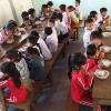 Rớt nước mắt hình ảnh học sinh vùng cao Quảng Nam hân hoan khi được ăn bát bún cá