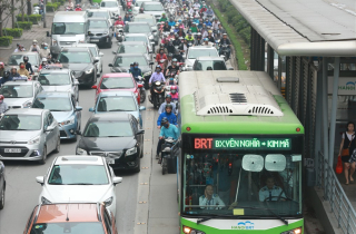 Hà Nội lại tính mở lối riêng cho xe buýt: Lo ngại theo vết xe đổ của BRT