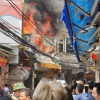 Nhà 4 tầng bán chăn ga trong ngõ Hà Nội bốc cháy ngùn ngụt