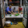 Cuộc sống trên xe buýt của vợ chồng tài xế Sài Gòn