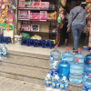 Nước sông Đà nhiễm dầu bẩn: Dân đổ xô mua nước bình, cửa hàng 