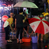 Dân chung cư Hà Nội chen chân, dầm mưa hứng từng giọt nước