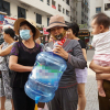Dân Hà Nội đổ xô mua nước đóng chai nấu ăn, chuyên gia khuyến cáo