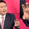 Dòng chữ trong lòng bàn tay khiến ứng viên Tổng thống Hàn Quốc điêu đứng