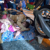 Ảnh: Đoàn người vượt 2.000 km về quê kiệt sức, ngủ la liệt ven quốc lộ Hà Nội
