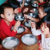 Trẻ mầm non ăn suất 15.000 đồng độc mỗi bún: Phụ huynh tranh cãi lương tri nghề giáo