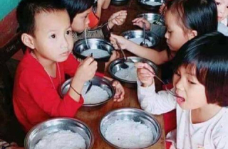 Trẻ mầm non ăn suất 15.000 đồng độc mỗi bún: Phụ huynh tranh cãi lương tri nghề giáo