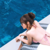 Ninh Dương Lan Ngọc nóng bỏng với bikini bên bể bơi