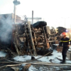 Xe bồn chở xăng gây cháy nhà, 6 người chết