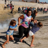 Trump phủ nhận đặc vụ biên giới dùng hơi cay với trẻ em di cư