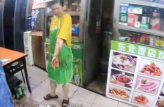 Cô gái bị mẹ dùng gậy sắt đánh bầm tím vì 30 tuổi vẫn chưa chịu lấy chồng