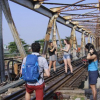 Ảnh: Bất chấp nguy hiểm, du khách leo vào đường sắt cầu Long Biên để 