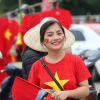 Hàng vạn CĐV đổ về Mỹ Đình, fan nữ khoe sắc tiếp lửa tuyển Việt Nam