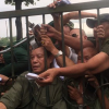Ảnh: Thương binh leo rào, xô đẩy tranh vé trận Việt Nam - Thái Lan