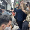 Chen chân trải nghiệm tàu Cát Linh-Hà Đông: Cảnh báo nguy cơ lây nhiễm dịch bệnh