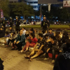 Hàng trăm cảnh sát bao vây nhóm thanh niên tụ tập trà đá giữa ngã tư Hà Nội