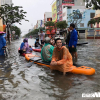 Người Đà Nẵng chèo thuyền trên phố sau trận mưa ngập lịch sử