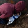 Đoàn người di cư Honduras: Bé 8 tháng tuổi được đưa qua lỗ đào dưới tường biên giới để vào Mỹ