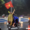 Tuyển Việt Nam hoà đáng tiếc, cổ động viên Huế vẫn đội mưa lũ đi 