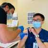 Bác sĩ gốc Việt tiêm vaccine Pfizer: 