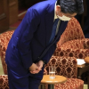 Cựu thủ tướng Nhật Abe cúi đầu xin lỗi vì 