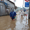 Ảnh: Mưa lớn, lũ dâng, gần 8.300 nhà dân ở TP Nha Trang chìm trong biển nước