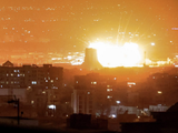 Khói lửa bao trùm Tehran: Kho dầu nổ tung, 'mưa đen' trút xuống thành phố