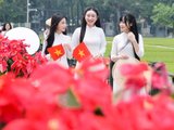Thiếu nữ diện áo dài 'check-in' Quảng trường Ba Đình dịp 2/9