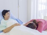 Người nhà bệnh nhân ung thư kiệt sức vì vừa chăm bệnh vừa kiếm tiền