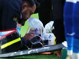 Nhà vô địch World Cup bất tỉnh, phải thở oxy trên sân