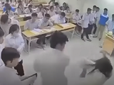 Nam sinh lao lên bục giảng đánh cô giáo: Nhà trường phối hợp công an làm rõ