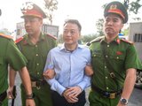 Cảnh sát dẫn giải Shark Bình và 'ông trùm' lừa đảo Mr Pips vào phòng xét xử