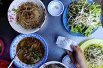 Người Sài Gòn sống nơi nhiều bụi nhất thành phố: Thở làm sao khi 20 phút phải lau bụi