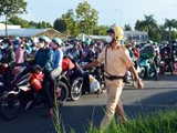 Tiếp nhận hàng chục ngàn người trở về quê