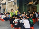 Quán bánh canh cua trước cổng chung cư 132 năm tuổi ở Sài Gòn