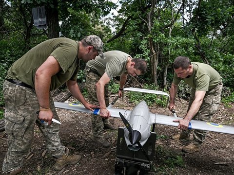 Mỹ siết Starlink, UAV của Ukraine hụt hơi trên chiến trường