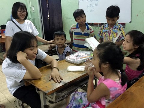 Lớp học 10 trò, 8 thầy cô đến giảng ở Sài Gòn