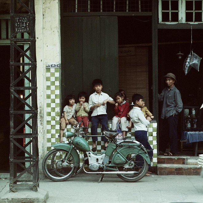 chiec-xe-may-hiem-hoi-cua-mot-gia-dinh-o-ha-noi-nam-1975-2591