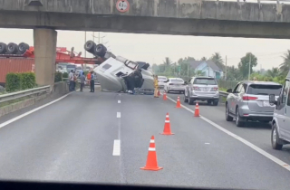Xe đầu kéo cày nát dải ta-luy trên cao tốc TP HCM - Trung Lương