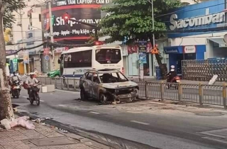 Xế hộp cháy trơ khung, tài xế thoát hiểm