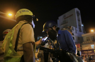 TP.HCM: Uống bia ở đám giỗ, người đàn ông bị phạt kịch khung 7 triệu đồng