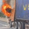 Xe đầu kéo container bốc cháy trên cao tốc TP.HCM - Long Thành