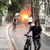 Hà Nội: Đâm vào gốc cây ven đường, xe Meredes bốc cháy